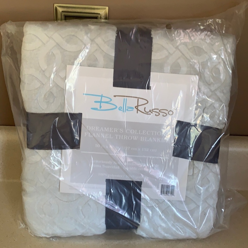 Brand new Bella Russo flannel throw blanket